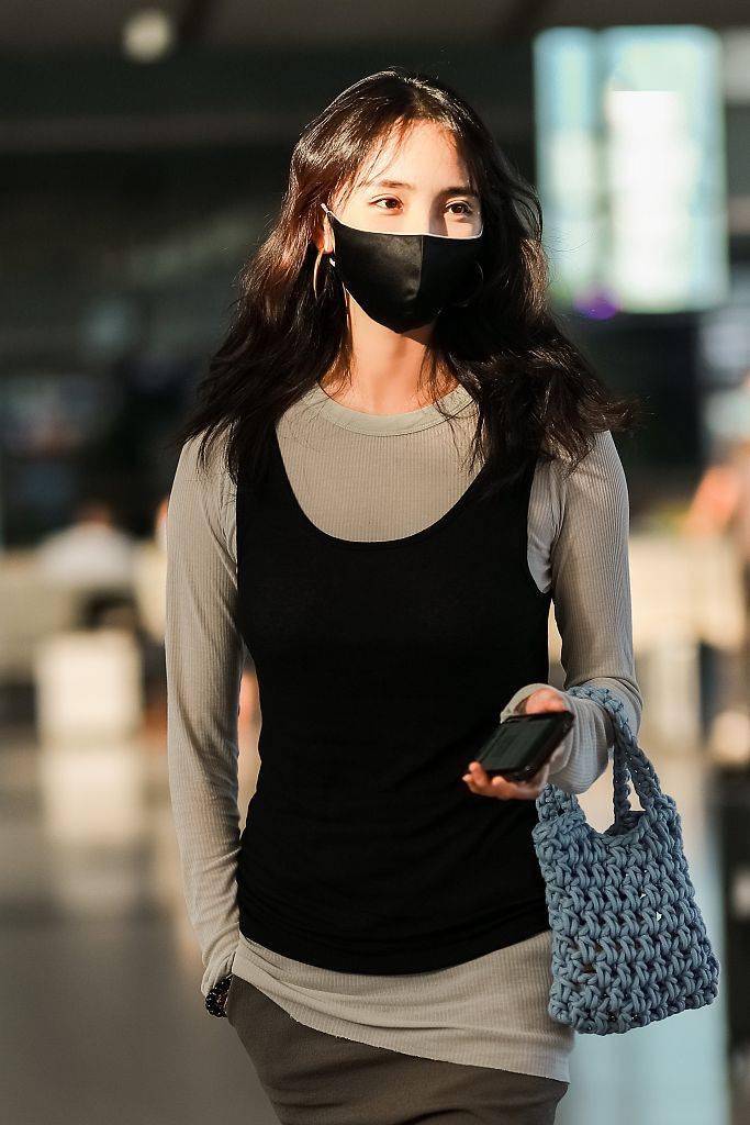 黑色 打底衫不再只是“打底”衫 多样穿法秒变时髦精