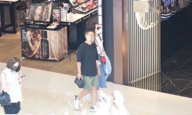 时间 熊黛林挽着老公逛商场，穿平底鞋还比老公高一头，特别真实的高！