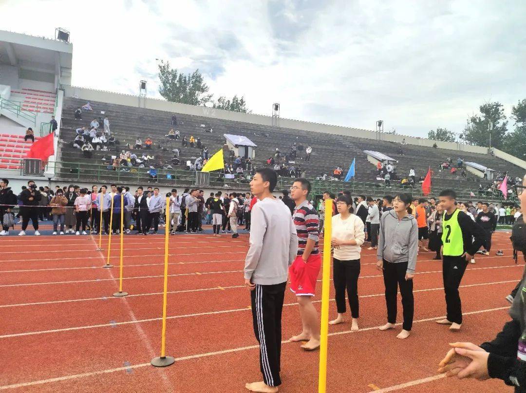 赤足战报英雄露颖在今朝一试矛兮一试刀