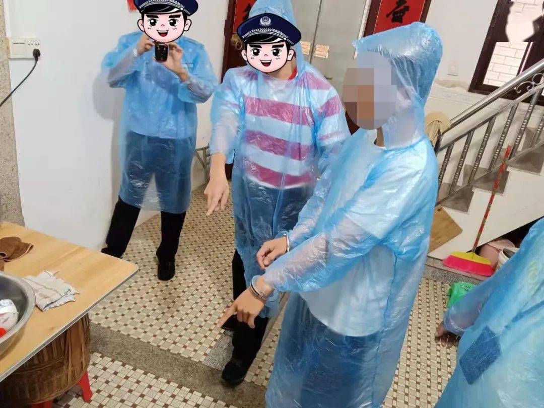 汕尾一19岁男子戴手铐指认现场