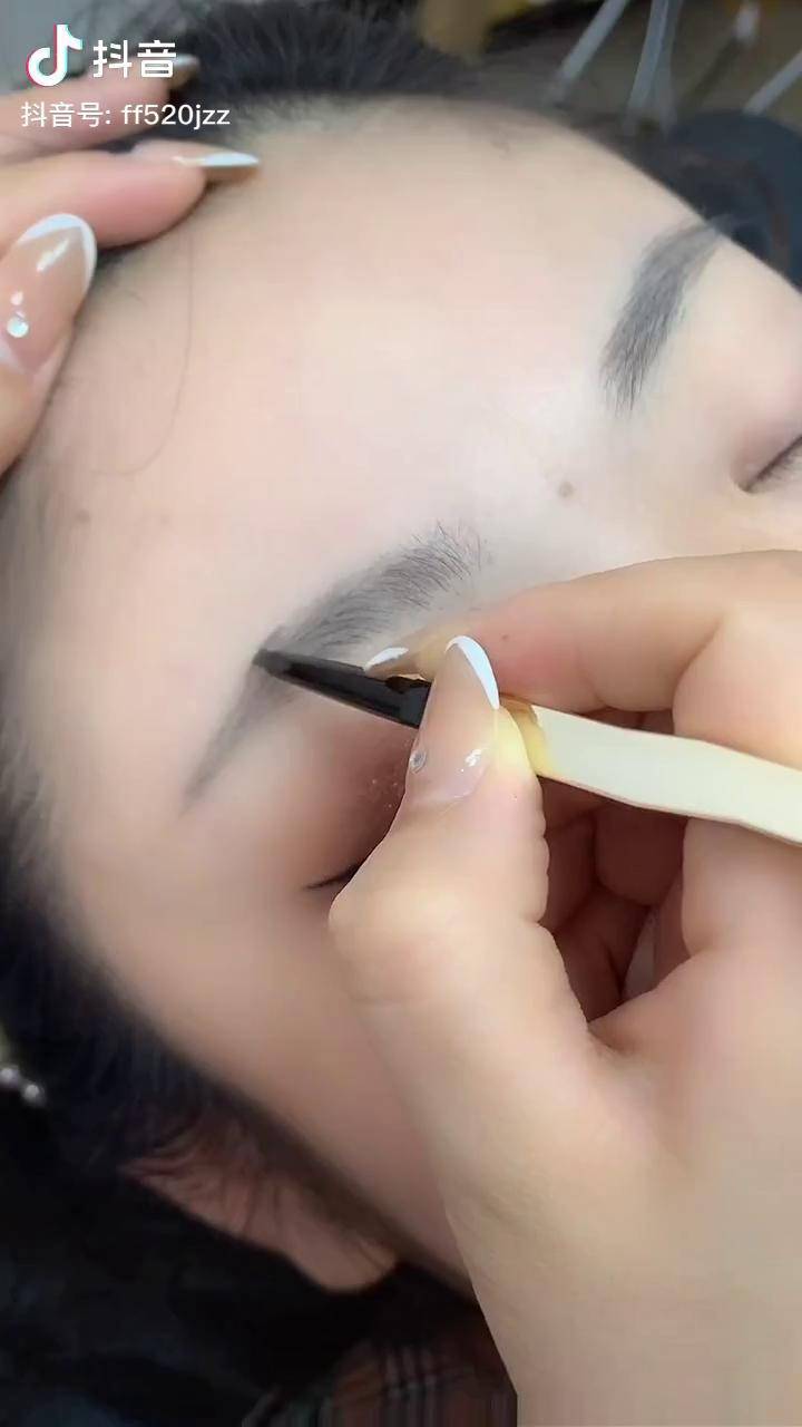 今年最流行的灰棕色眉笔～很洋气眉毛