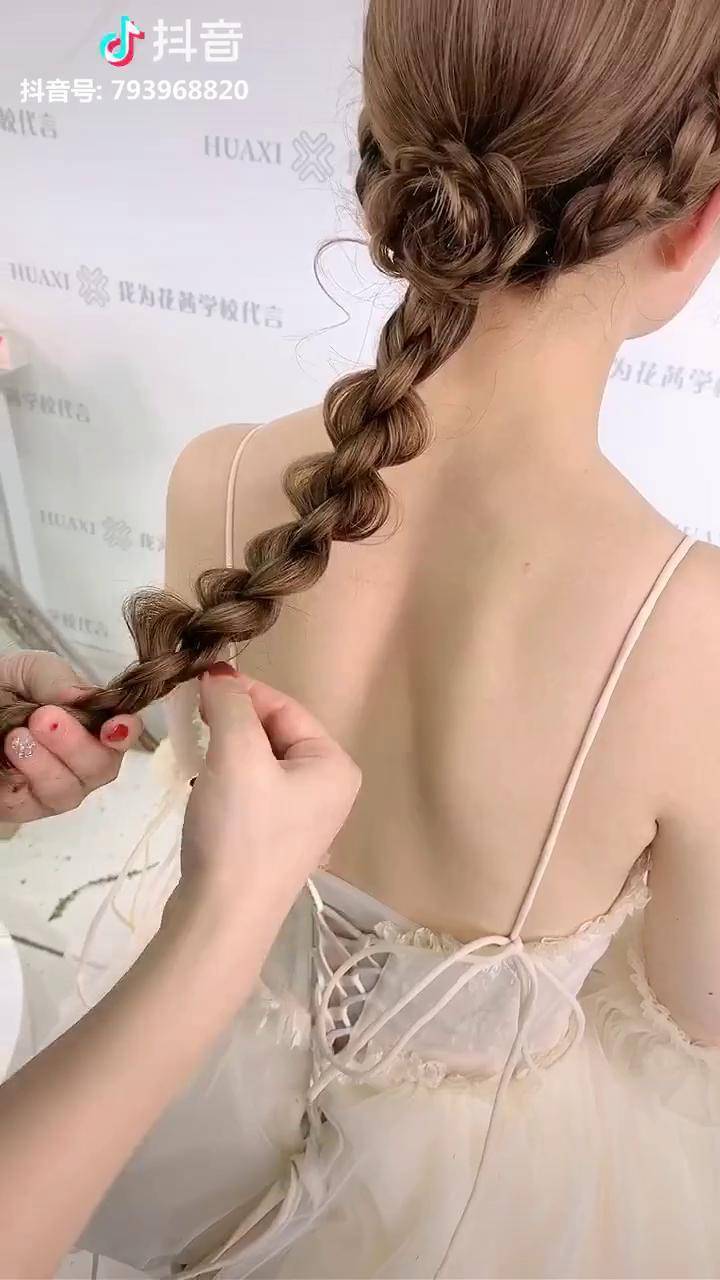 造型 美妆美妆 花样编发采用四股圆辫抽丝,发型更加饱满漂亮哦