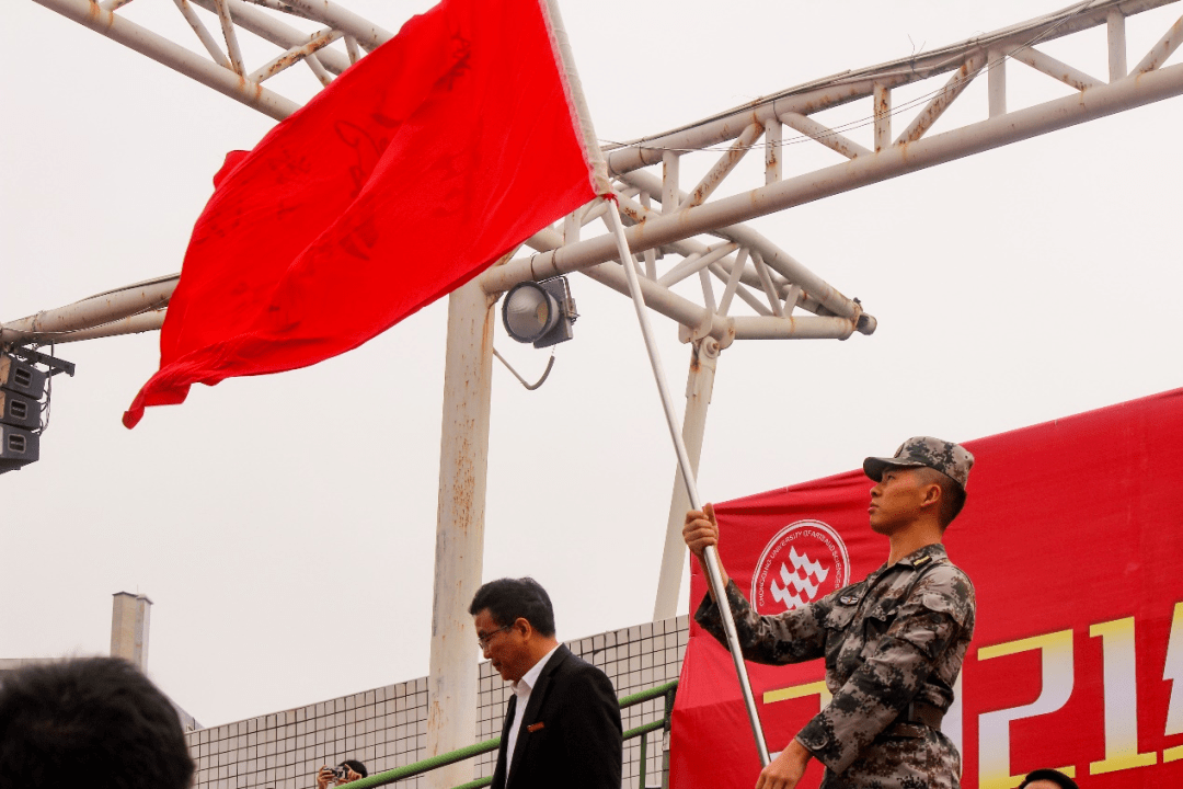 永川區人民武裝部大校部長馮雷作軍訓動員,希望同學們嚴格服從命令