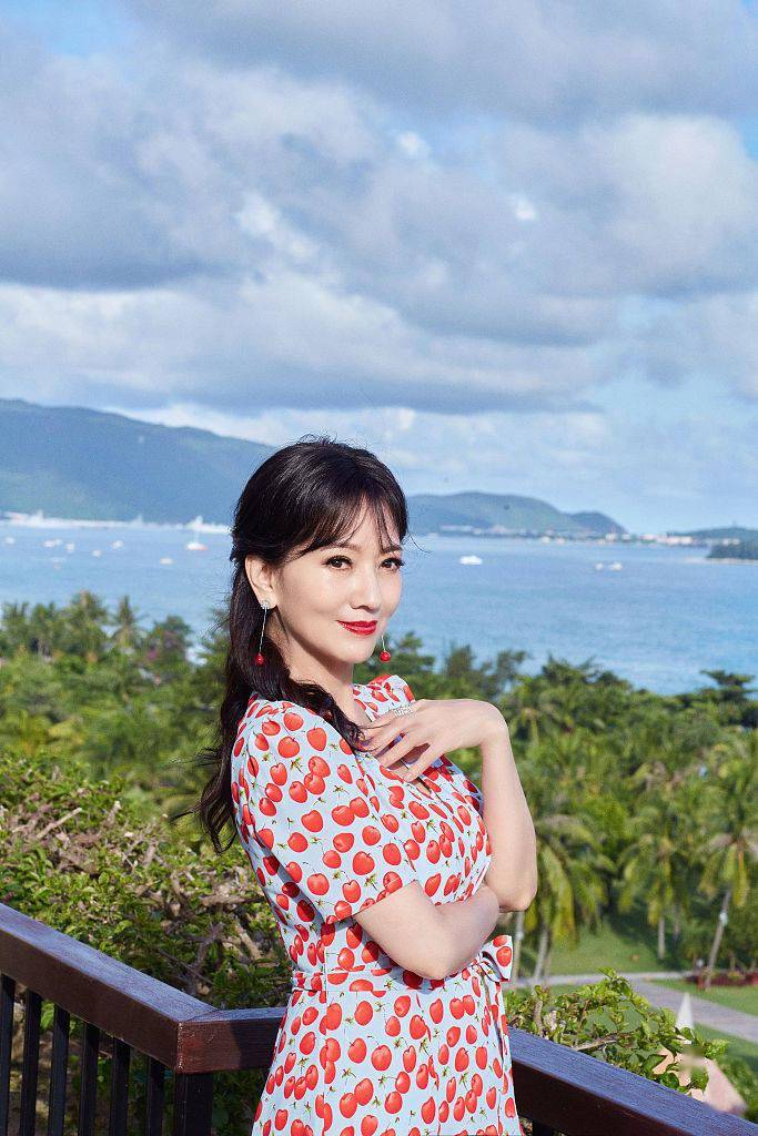 状态 赵雅芝海边度假大片释出甜美可人 穿波点红裙笑容粲然似仙女