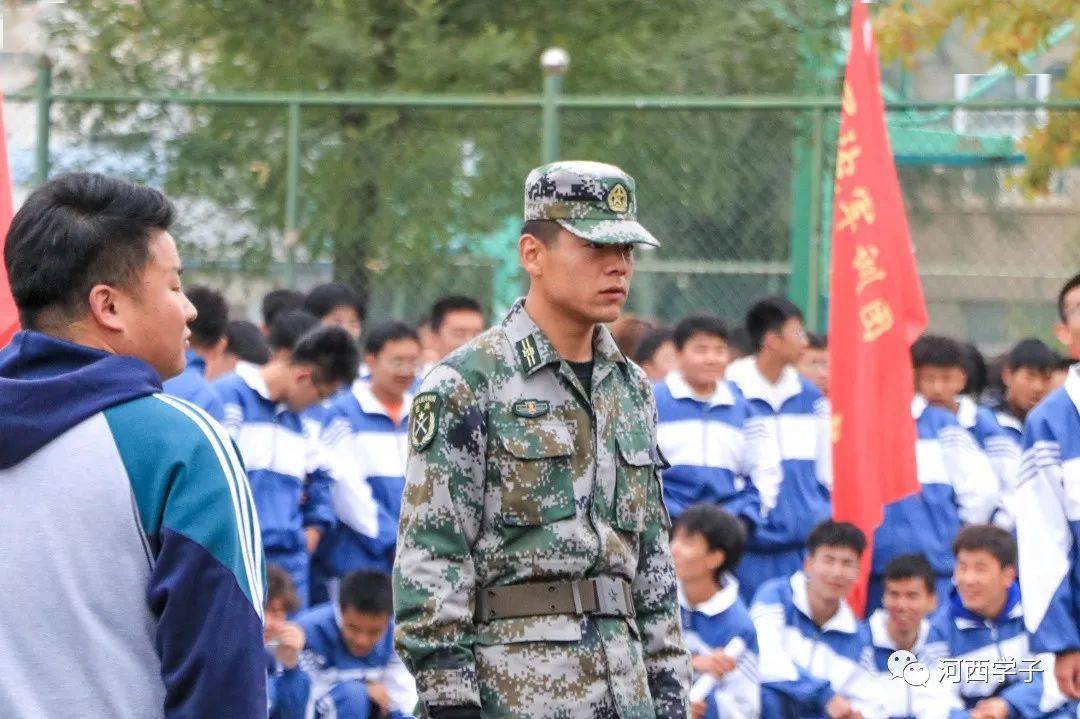 河西学院最新鲜的血液同学们意气风发的模样鲜红的旗帜在风中肆意飘扬