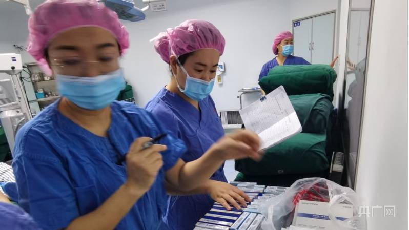 陆军|陆军特色医学中心眼科赴新疆开展“白内障复明行动”