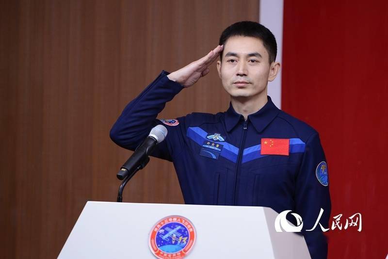 英姿飒爽!神舟十三号航天员首次公开亮相