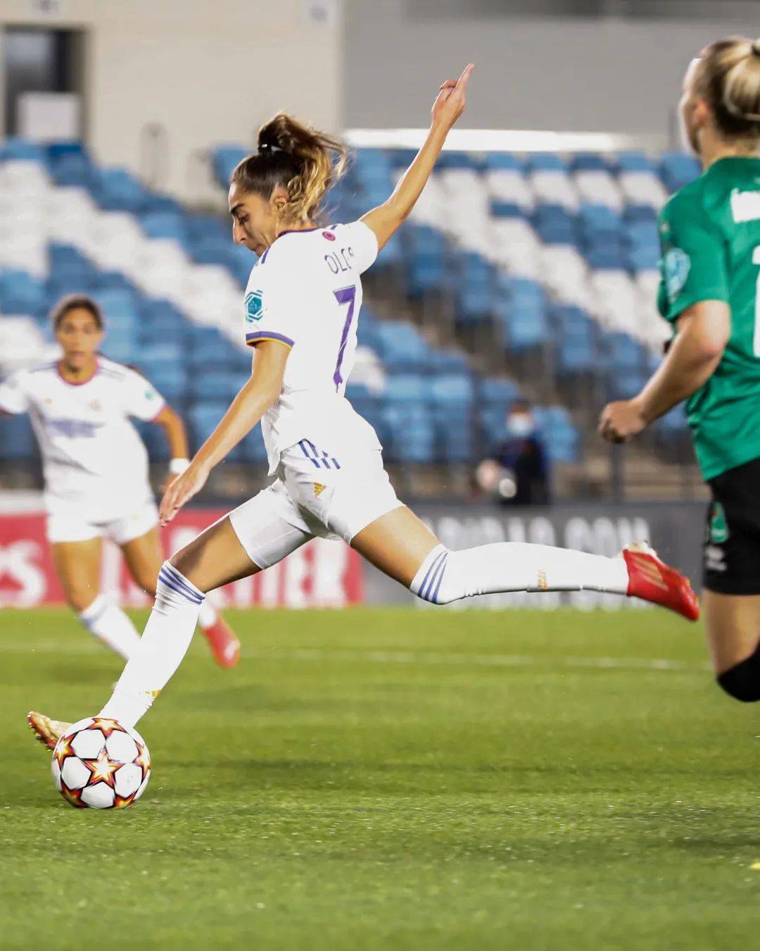 丹麦童话里的公主上演帽子戏法