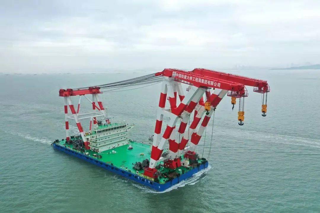 国内首创l型臂架起重船一双铁臂可吊2200吨钢箱梁将参建澳门跨海大桥