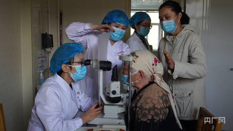 陆军|陆军特色医学中心眼科赴新疆开展“白内障复明行动”