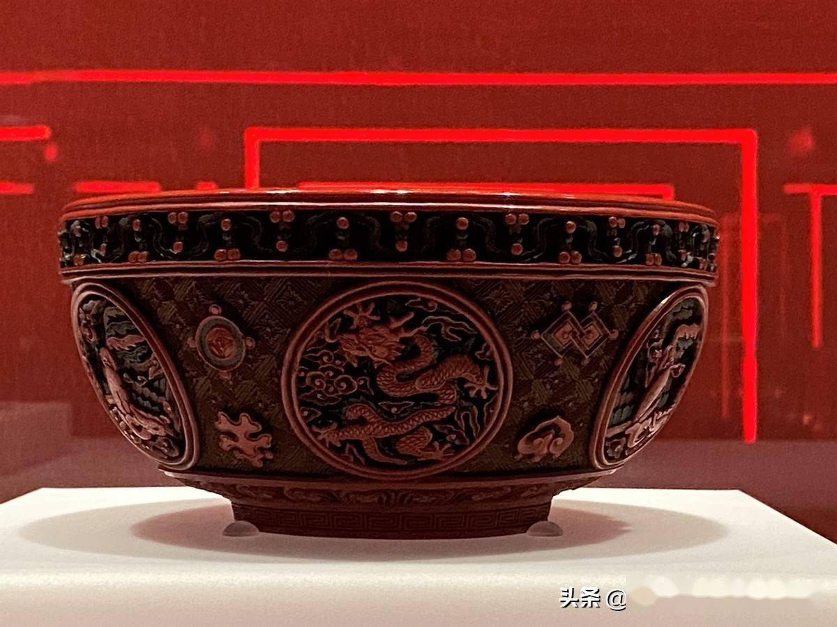 乾隆款剔彩开光龙凤纹碗.