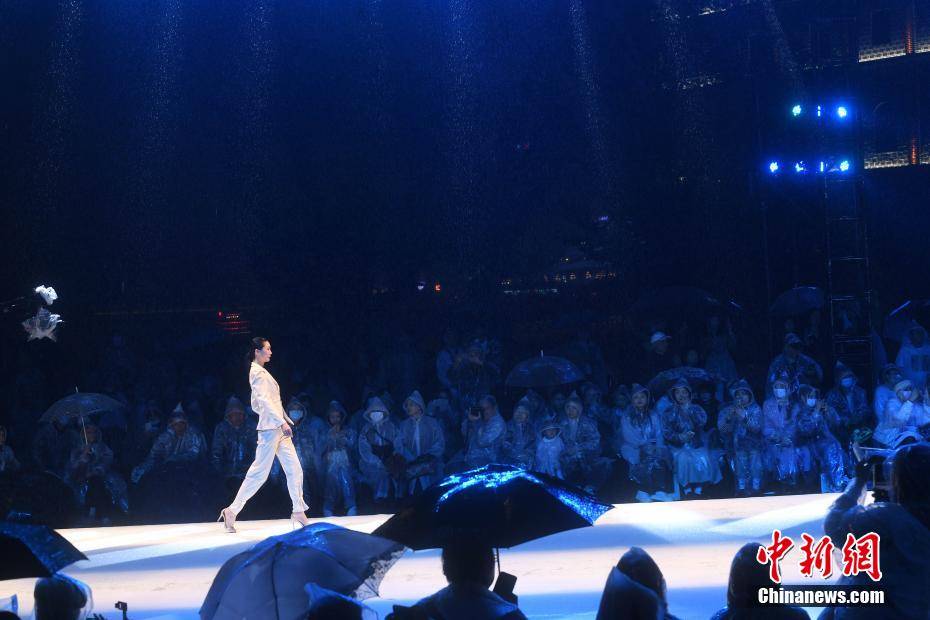 模特秀视频时装秀中国 4e6092d64ba845948593f939143b312f.jpeg