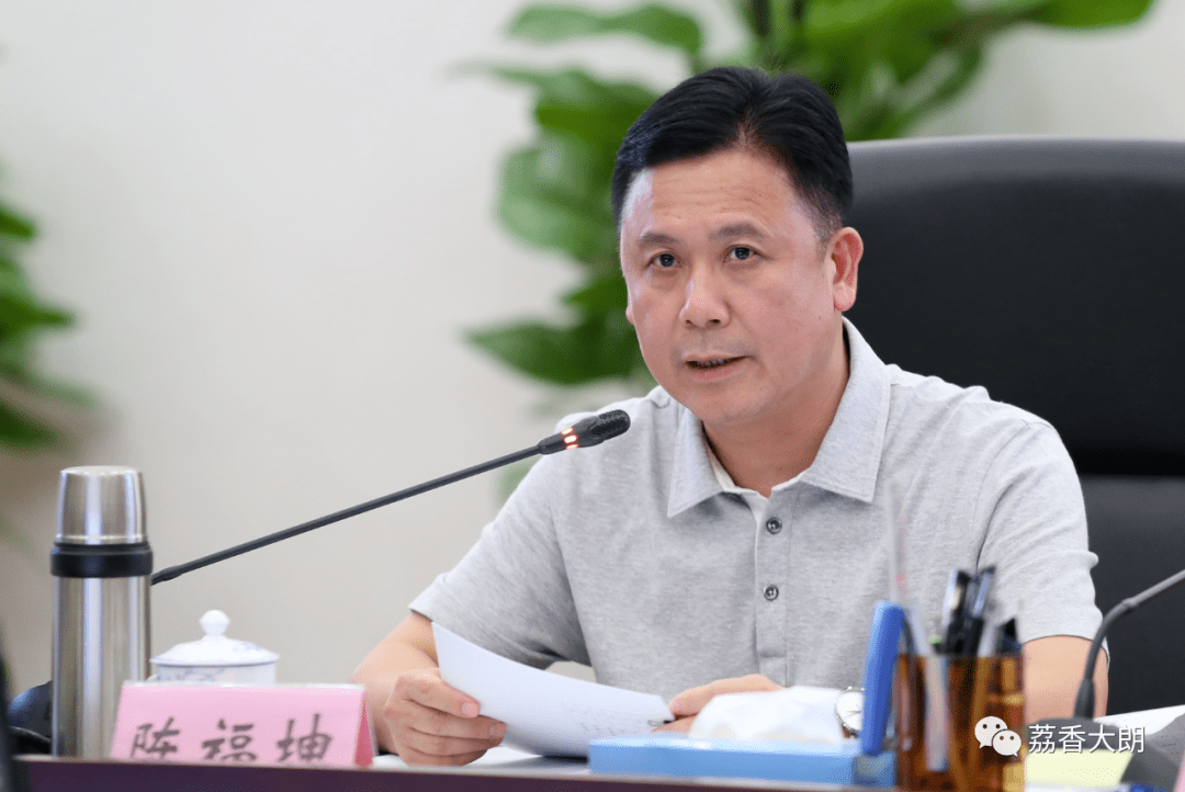 陈福坤,方德佳,刘学新等镇党政人大领导班子成员参加了专题学习会.