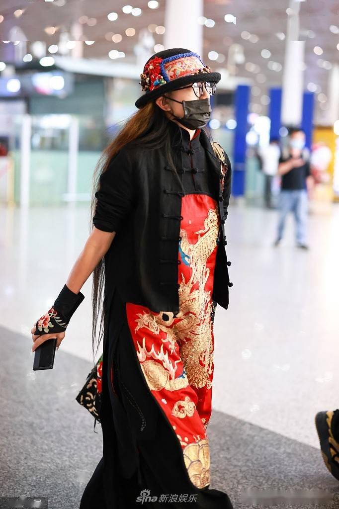 杨丽萍红金民族风刺绣长裙耀眼吸睛 挎大号拼接包个性斐然