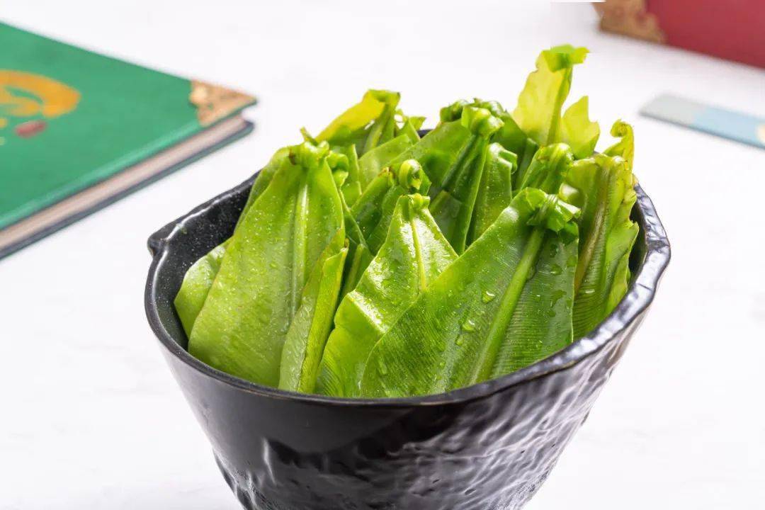 绿油油的山苏叶,搭配着鲜美的养生汤底,各种营养成分充分激发,堪称