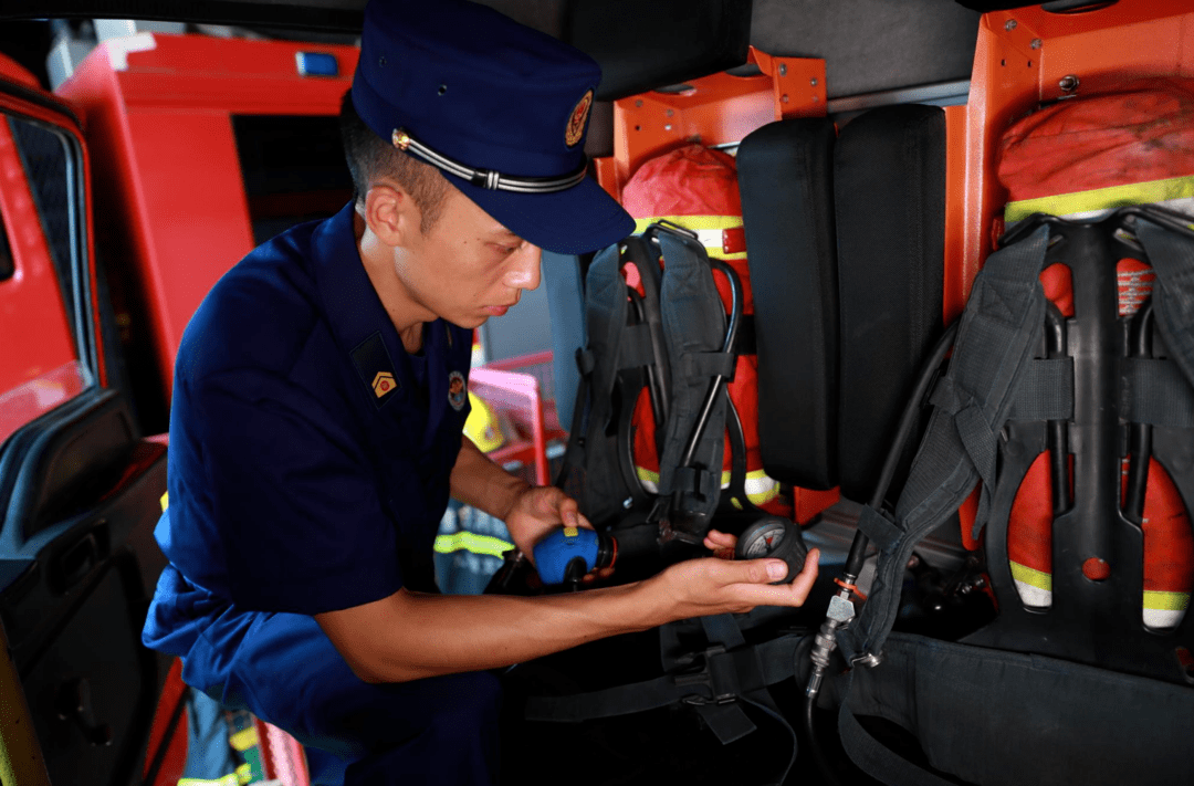 职业技能竞赛上，凭借过硬本领斩获应急救援员“其他队伍人员”组冠军。