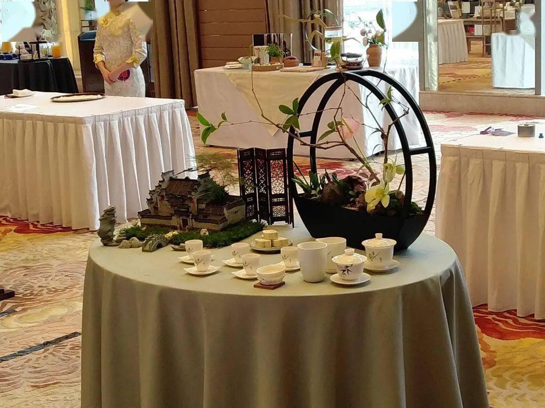 中餐宴会摆台,西餐宴会摆台和大堂茶水台服务设计四个项目
