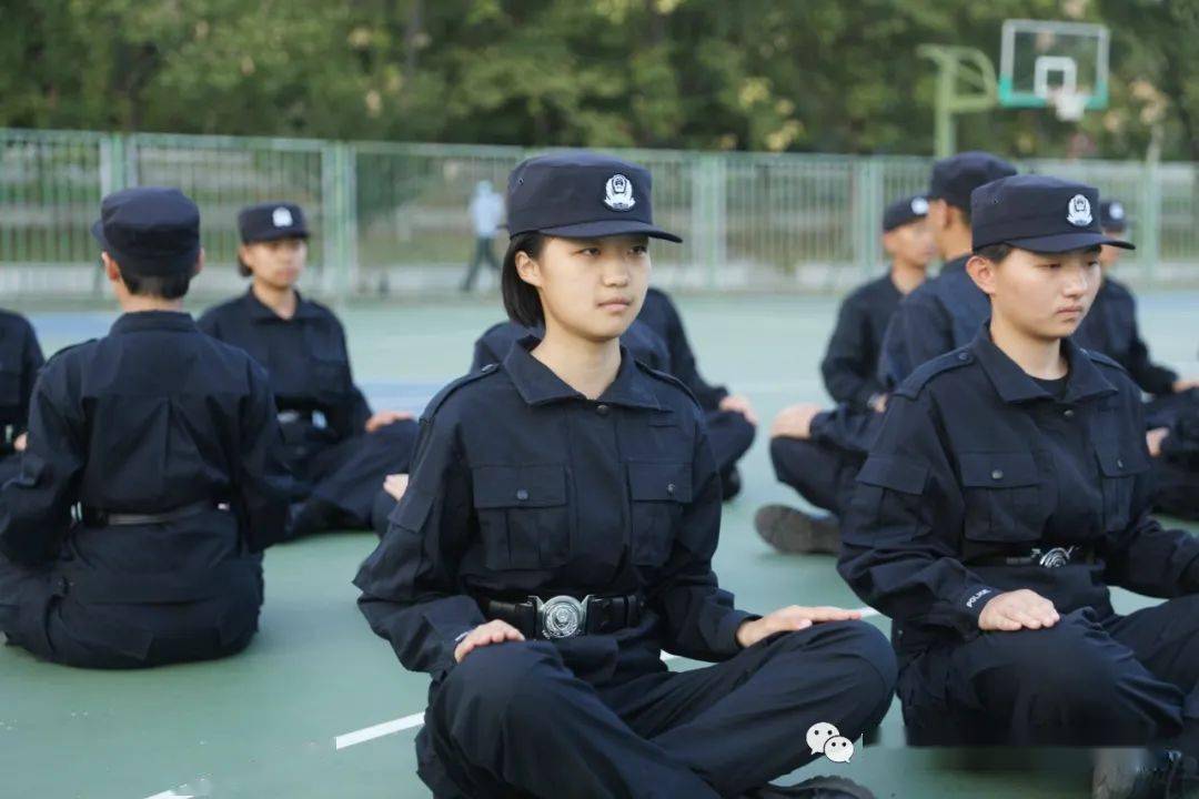 警校女新生亮相