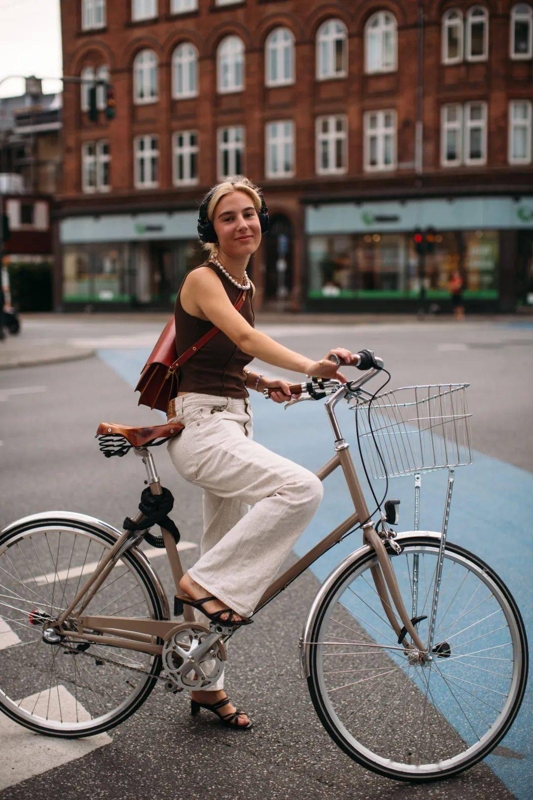 Vogue 在哥本哈根时装周 时髦女士都是骑单车赶场子的