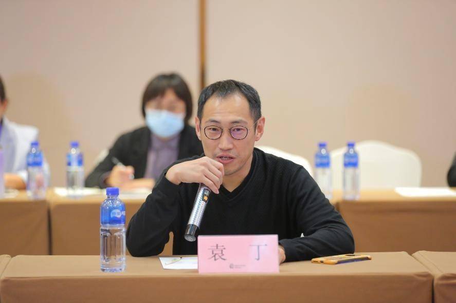 中央歌剧院首席常任指挥袁丁在研讨会上发言 (烟台文旅供图)四川师范