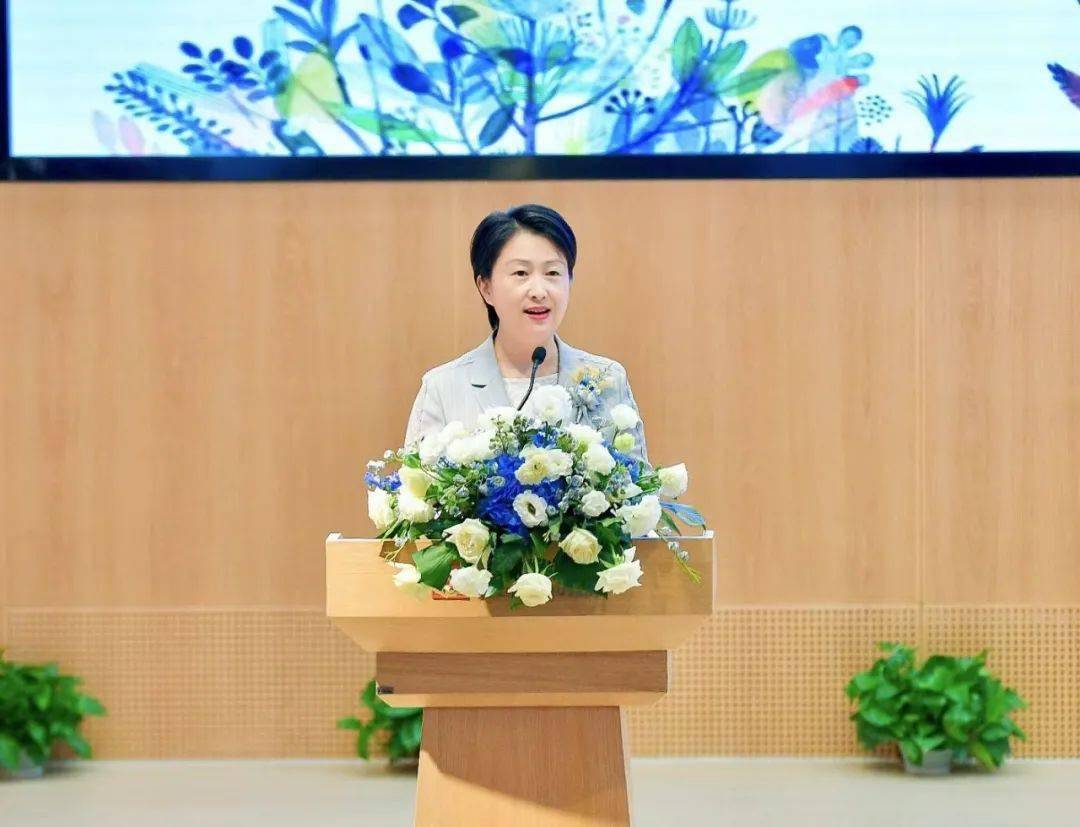 总校长,苏州荟同学校创校校长,深圳市人大常委会教科文卫工委委员李茵