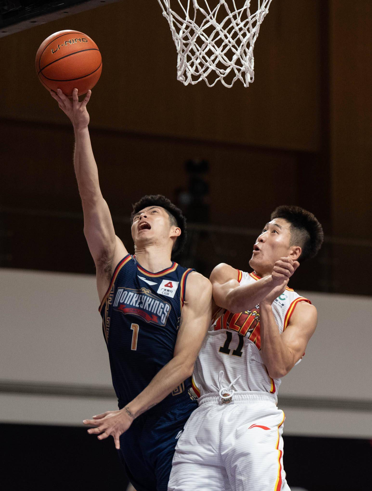 10月16日,南京同曦宙光队球员王子瑞(左)在比赛中上篮.