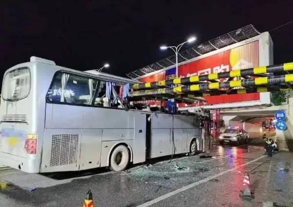 1死13伤！桂林大巴车撞限高架后续，司机全责！