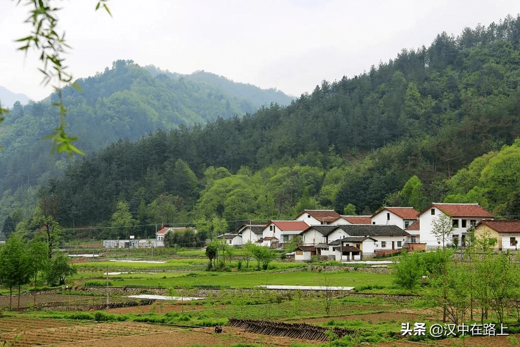 秦岭最美小镇火烧店镇