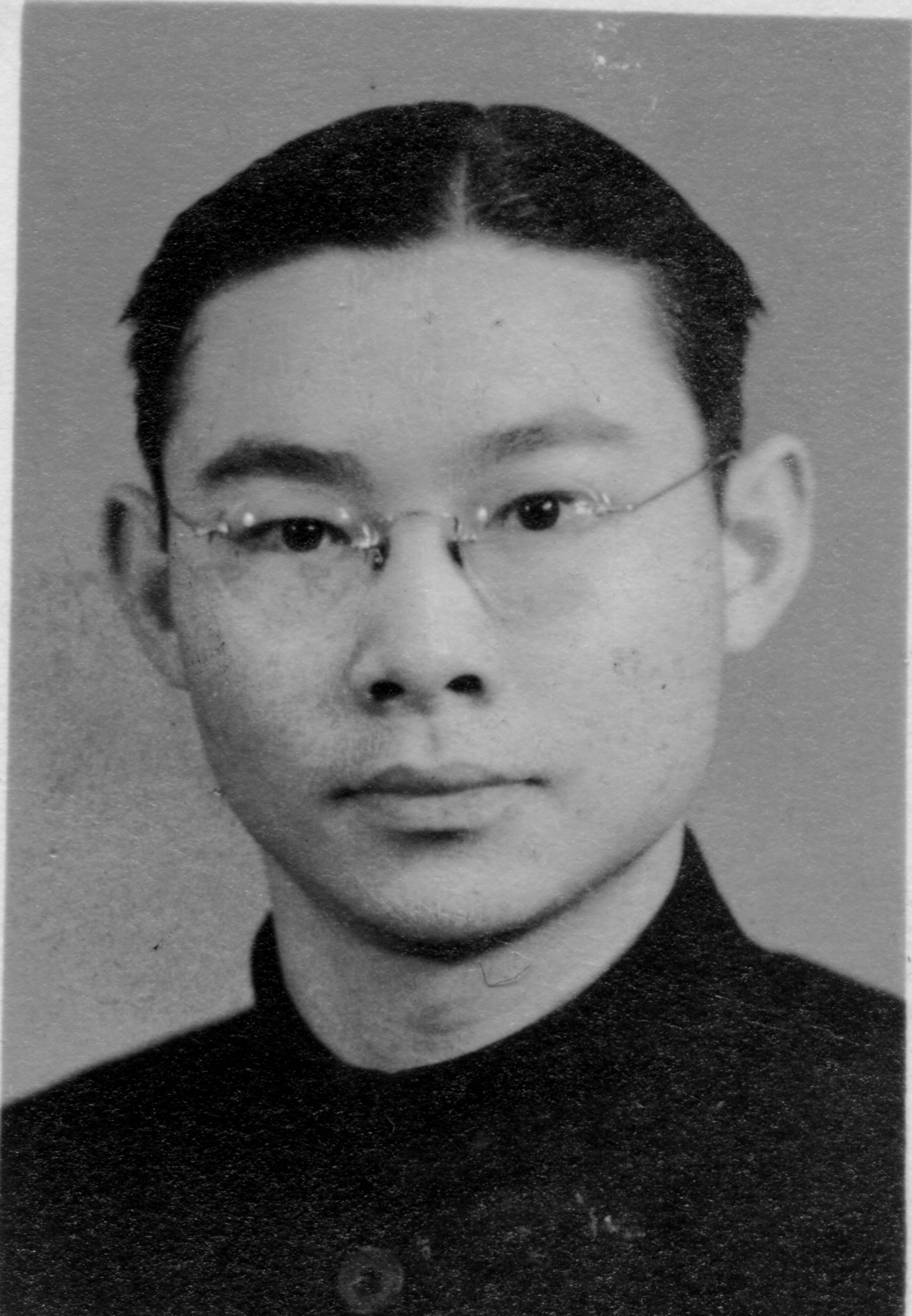 何柏梁:以万忍的耐心候黎明何柏梁(1917—1949,重庆人.