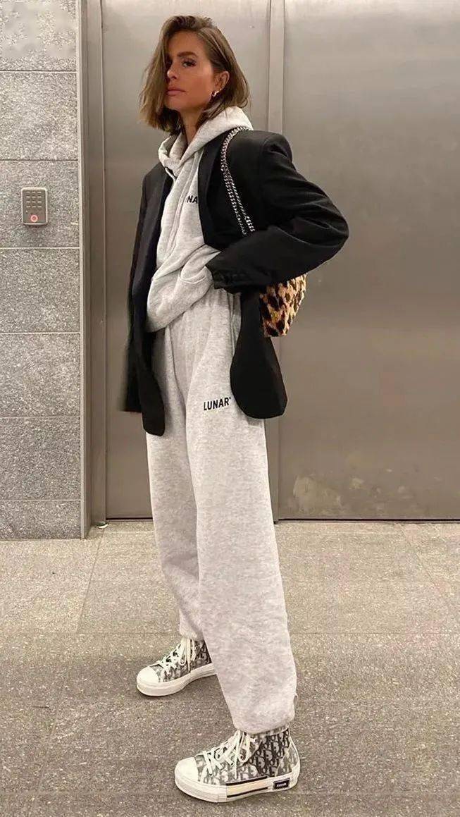 颜色 黑西装很古板？我有不一样的穿搭灵感