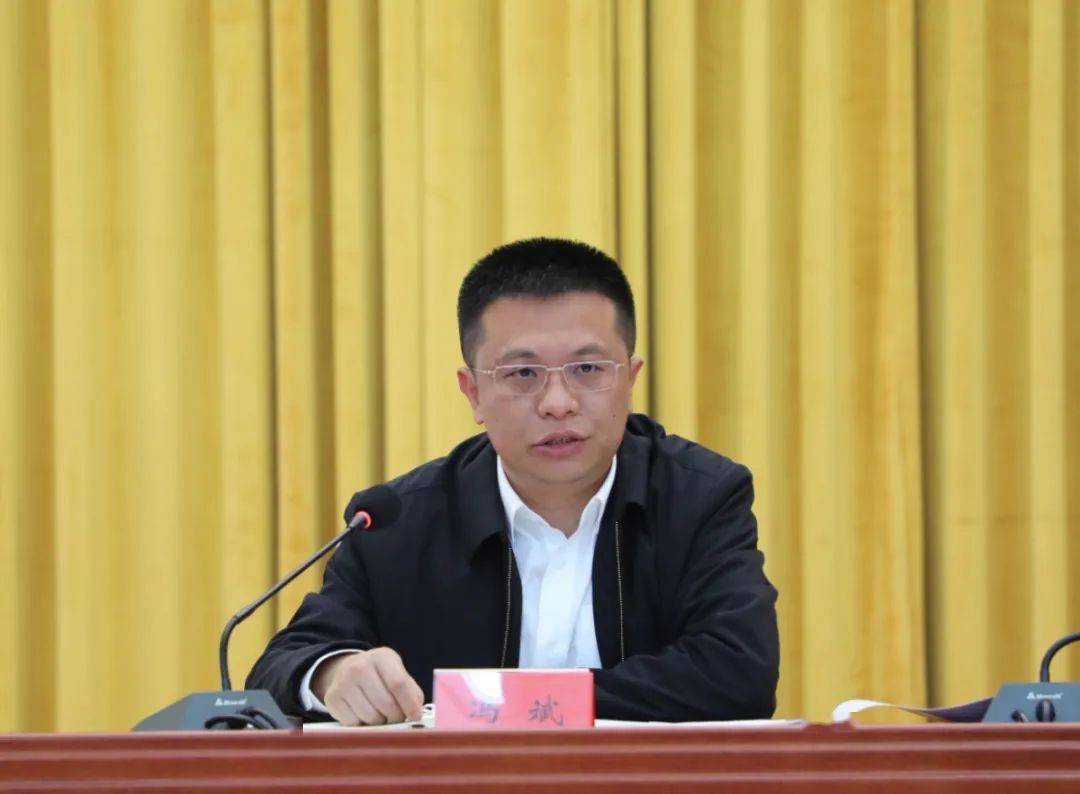 县委副书记,县长冯斌,副县长岳英华出席县分会场会议