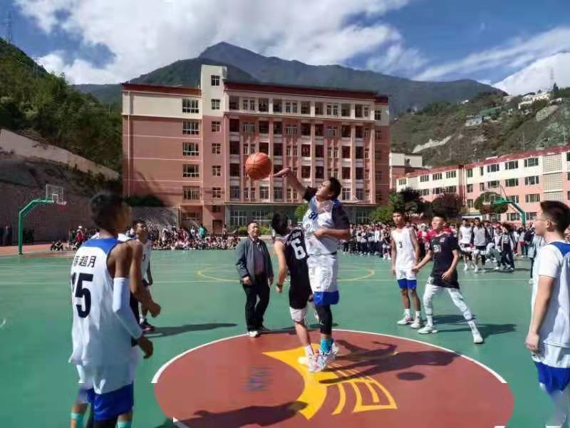 理县中学:由孩子们自己筹办的运动会