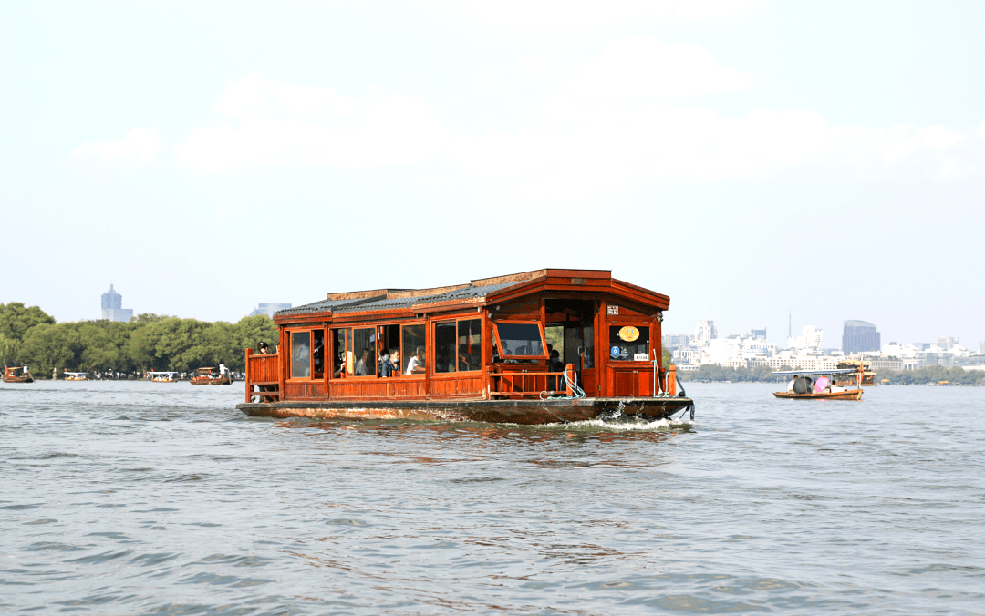 涉湖玩秋水独爱此湖船金秋十月想换个角度欣赏西湖的美吗