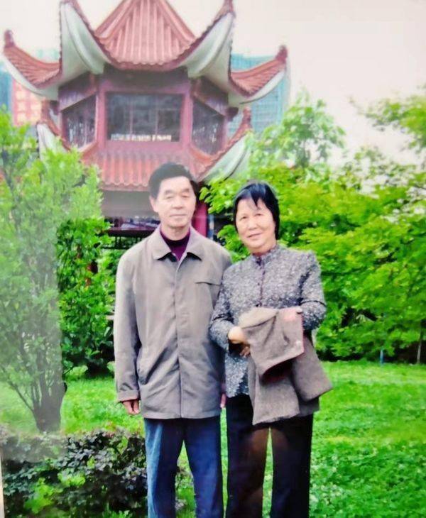 刘春成家属供图当天下午,时任六盘水市市长管彦鹤视察灾情,水城电厂