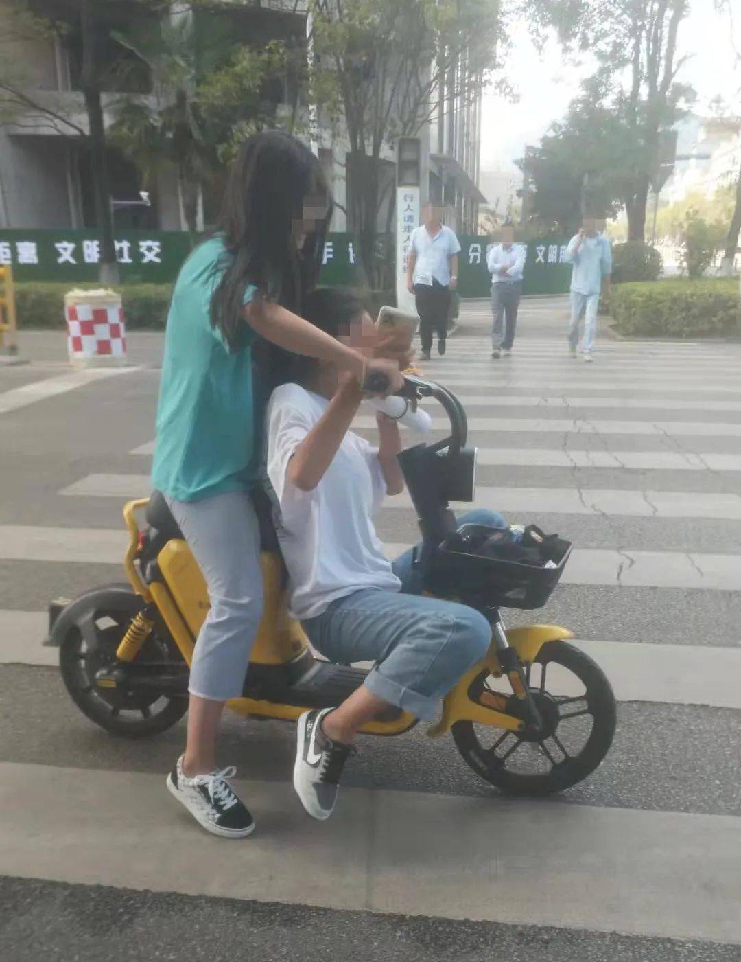 骑小黄车载人闯红灯罗平这些人被曝光看看有你认识的吗