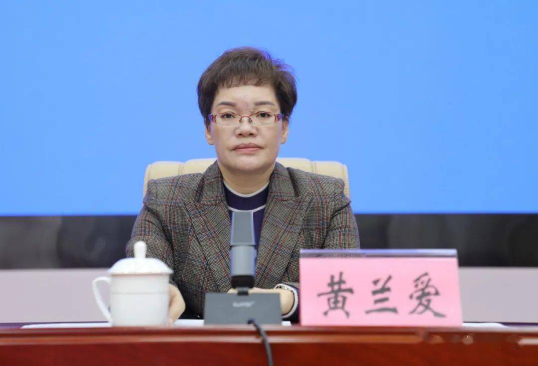 黄兰爱指出,当前靖西市"两癌"保险工作任务艰巨,各乡镇,市直各单位要