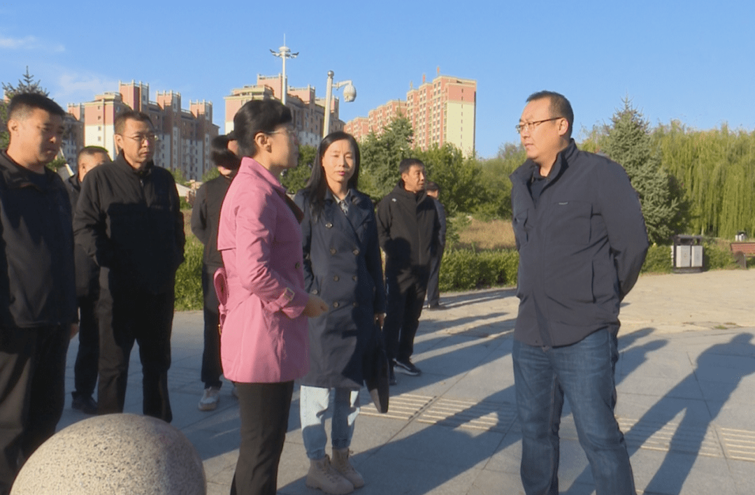 督办活动中,杨家佳就迎宾广场草坪,地砖,广告牌,电线