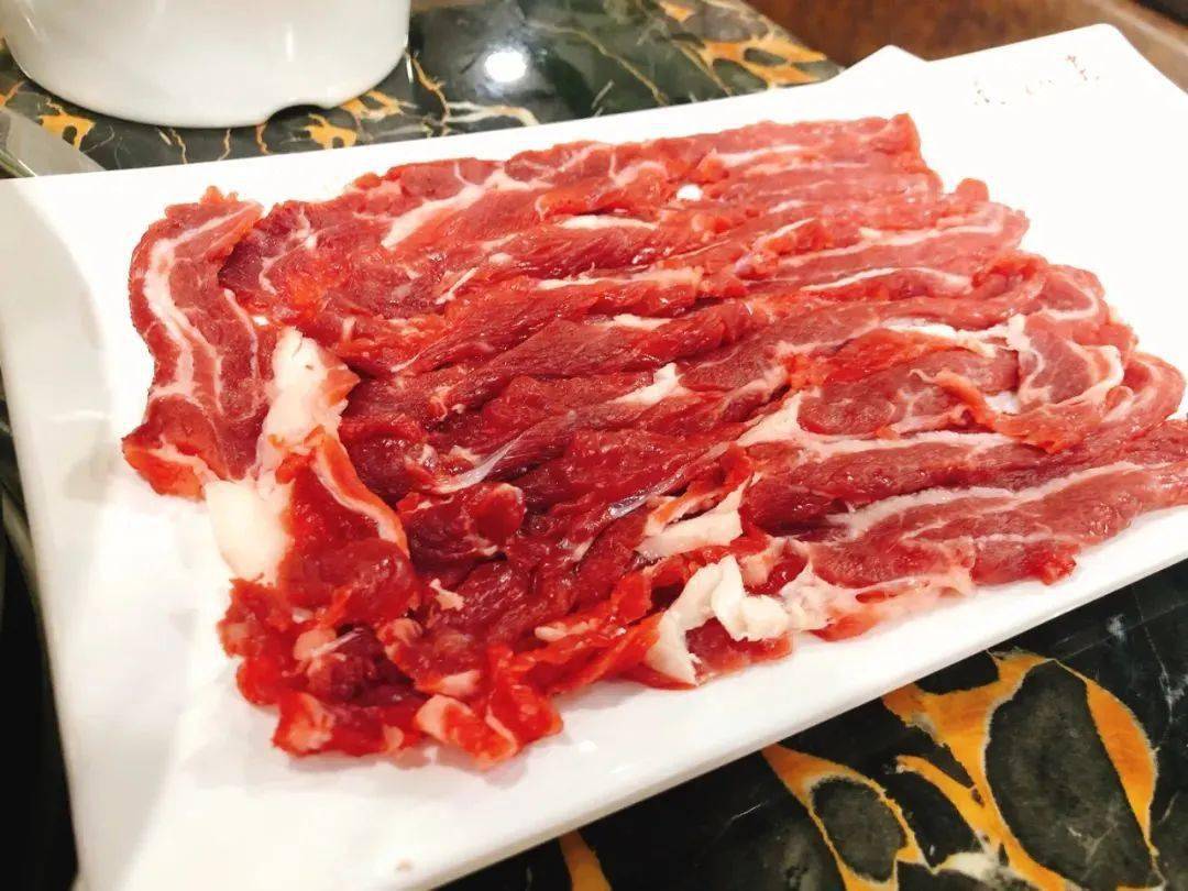 "鲜牛肉"五花 肉质鲜嫩,稍稍涮几下就熟,一口咬下喷香的肉香混着汤汁