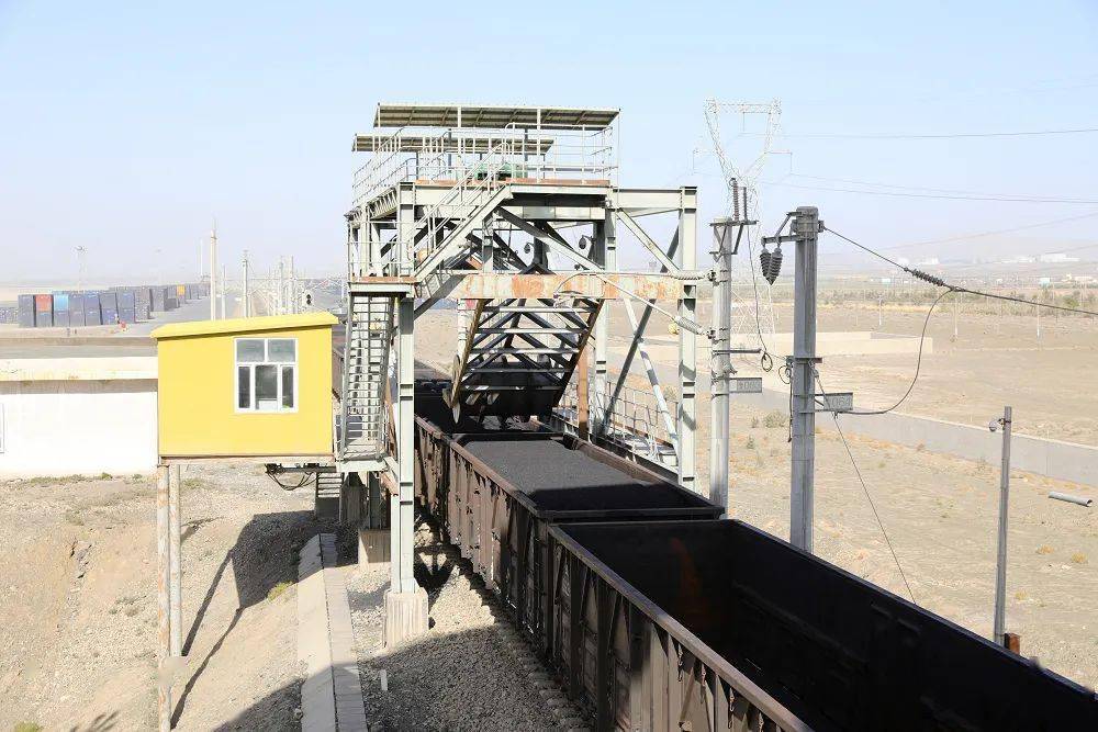 保供西北西南地区车流滚滚助疆煤东运