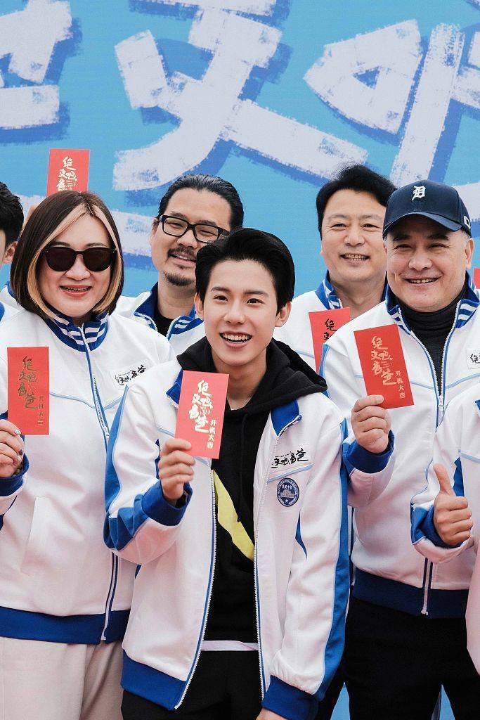 角色|周奇新剧开机诠释新角色帅气十足 笑容自信大方妥妥男神范