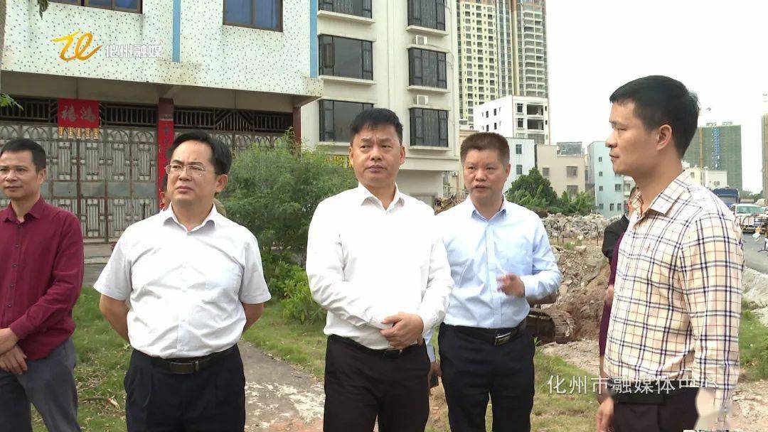 10月18日上午,市委副书记,代市长邓向明带队到广海路改造工程项目施工