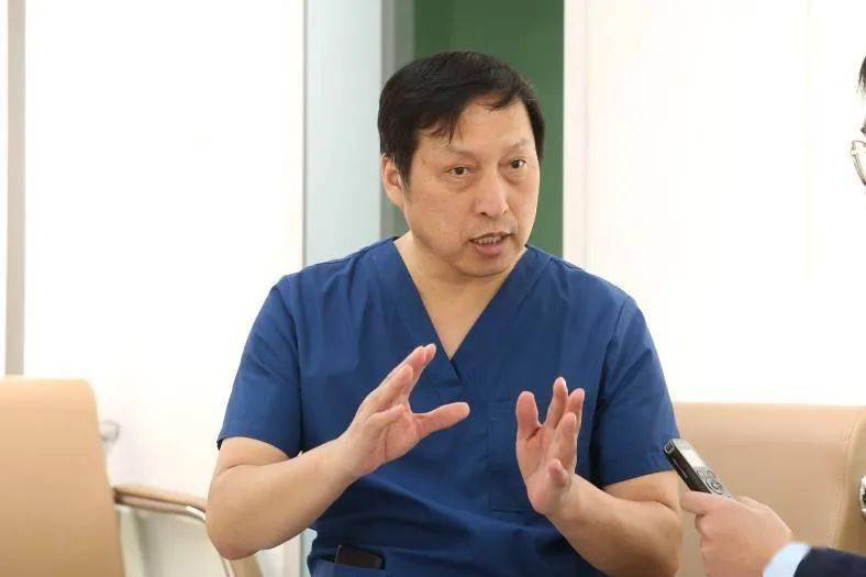 术后第一时间,荆全民教授接受《门诊》采访时表示,我们团队始终在关注