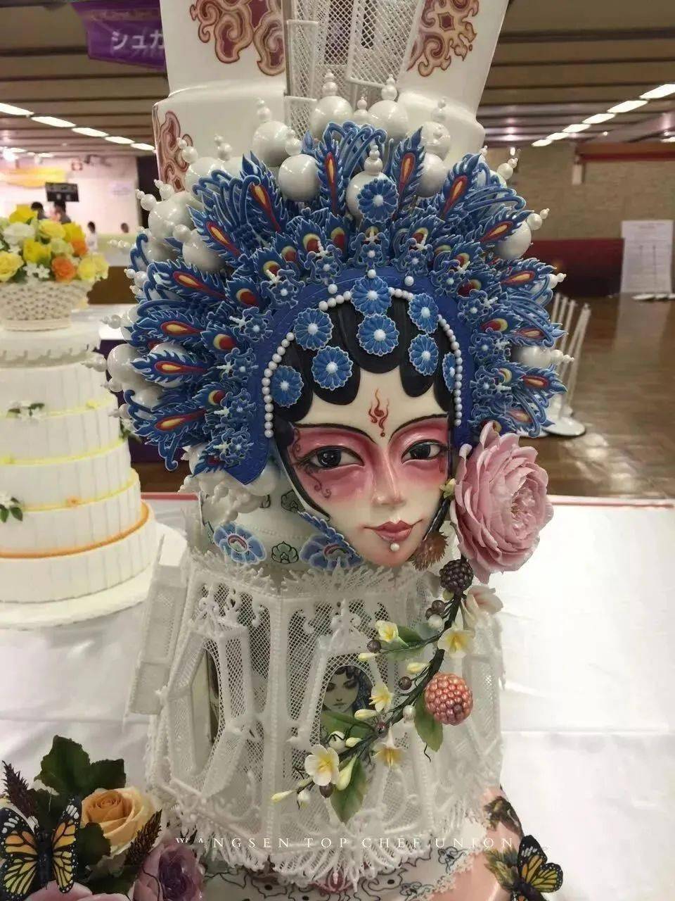 巧克力冠军杯上,韩磊团队用八个小时创造出了高度将近一米七的作品