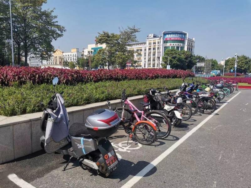 公明街道新划一批非机动车停车位有效缓解停车难