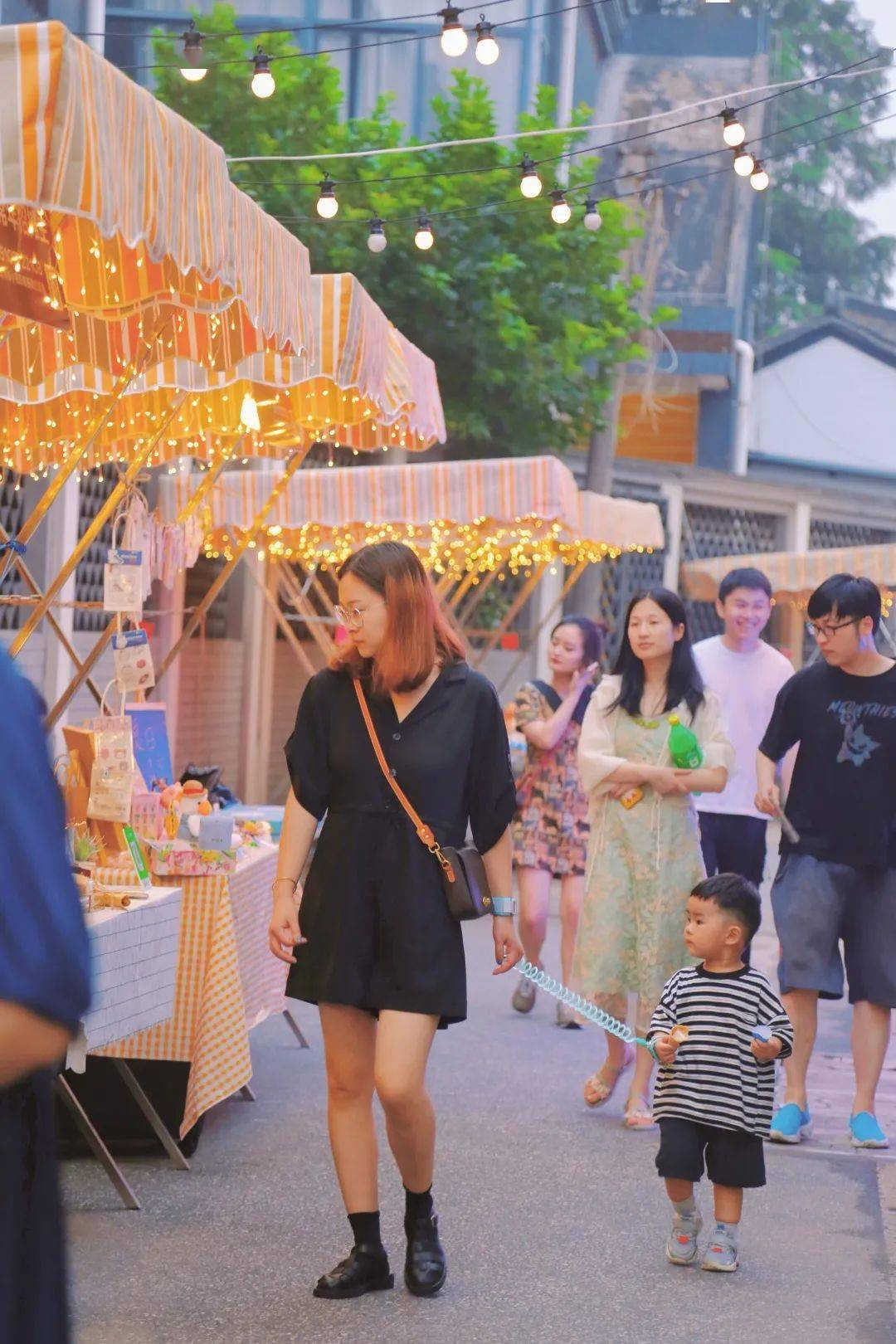 11月起小西街周末夜市更改为午市啦在秋高气爽的午后去打个卡吧
