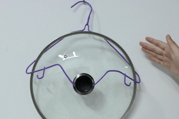 废旧衣架一个都别扔,简单折一折,放在家里妙用大,省钱又实用!