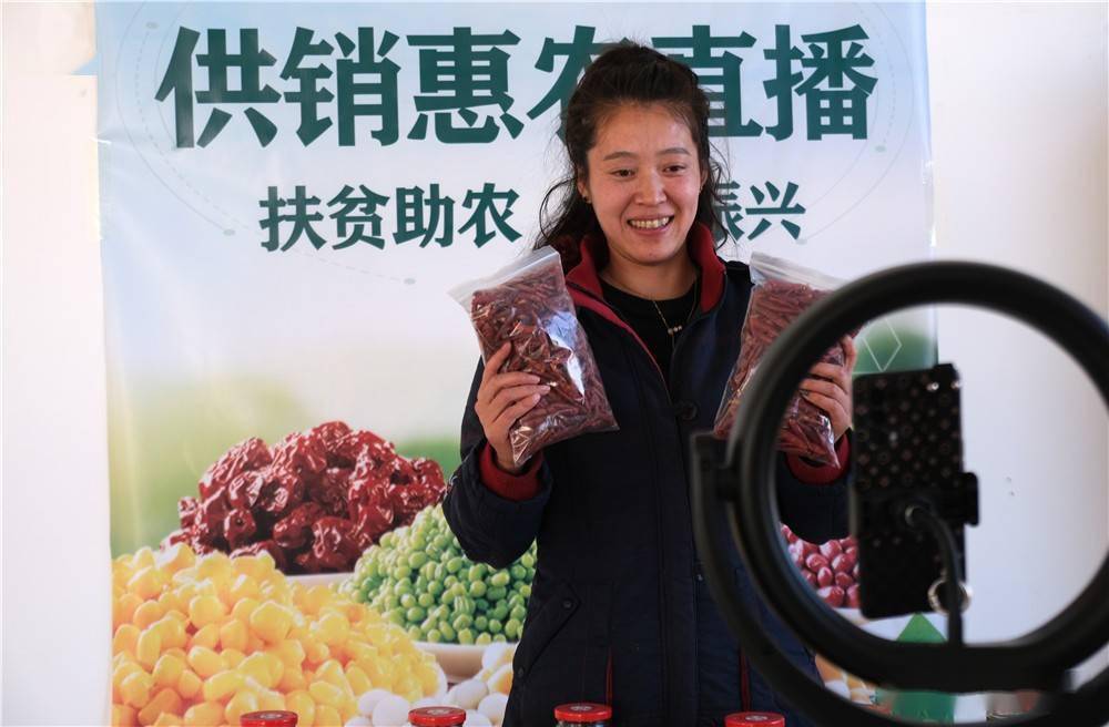 丰收季节农民直播促销忙