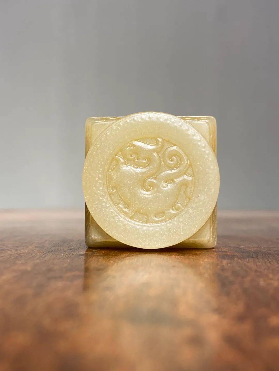 纯净无瑕通透莹润的荔枝冻石雕琢上方雕螭龙圆顶,下方博古绞绳纹边的