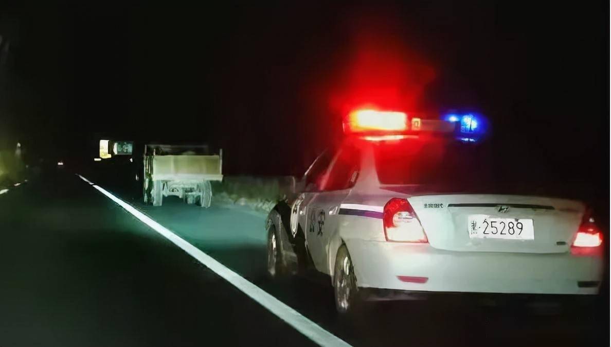 夜晚,黑龍江一輛警車緊緊尾隨農用車,背後真相讓人暖心