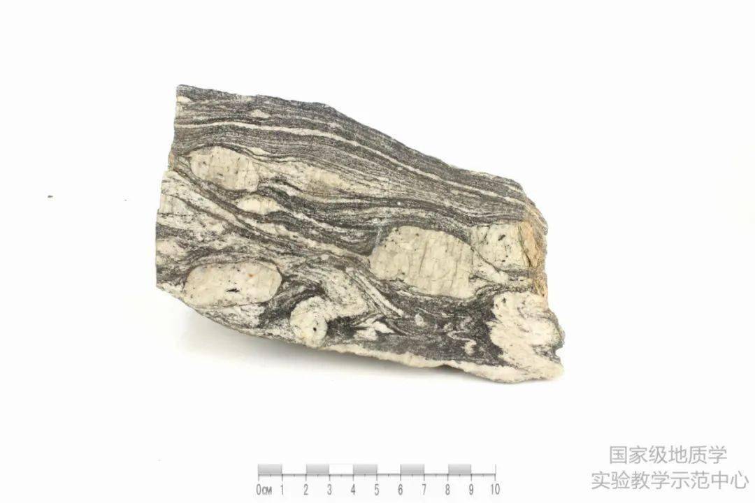 眼球状糜棱岩糜棱岩原岩为花岗岩,基质主要由亚颗粒和细小的重结晶